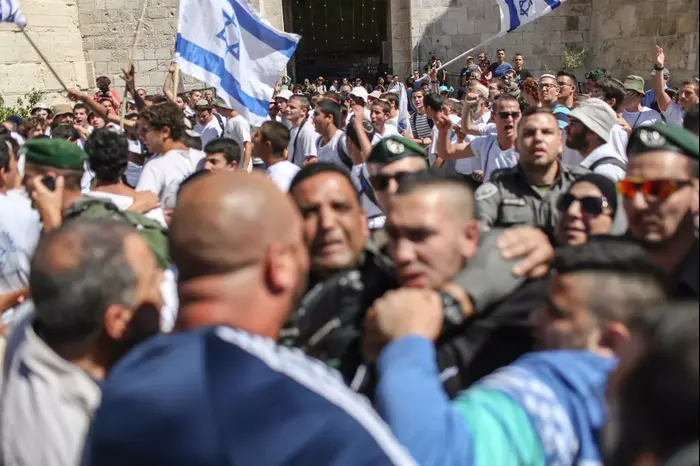 עימותים בין פלסטינים, יהודים ושוטרים באזור שער שכם בעיר ירושלים, במהלך אירועי יום ירושלים (נועם מושקוביץ) עימותים בין פלסטינים, יהודים ושוטרים באזור שער שכם בעיר ירושלים, במהלך אירועי יום ירושלים (נועם מושקוביץ)