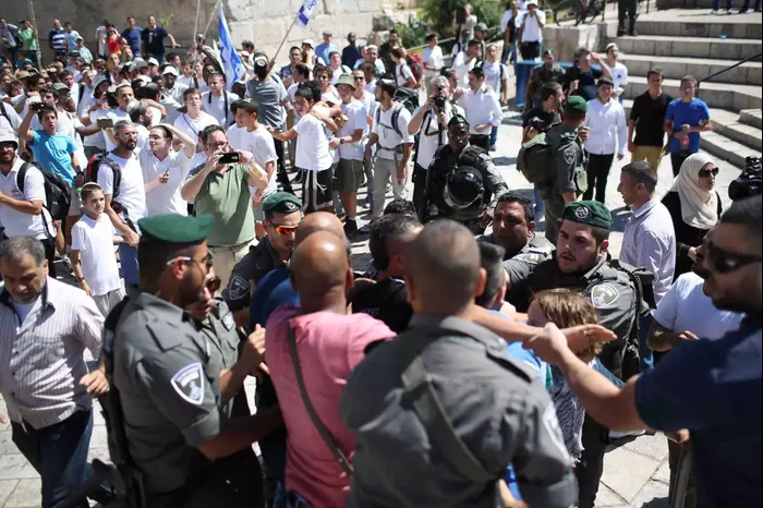 עימותים בין פלסטינים, יהודים ושוטרים באזור שער שכם בעיר ירושלים, במהלך אירועי יום ירושלים (נועם מושקוביץ) עימותים בין פלסטינים, יהודים ושוטרים באזור שער שכם בעיר ירושלים, במהלך אירועי יום ירושלים (נועם מושקוביץ)