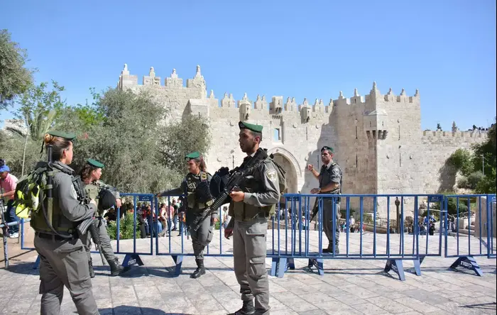 עימותים בין פלסטינים, יהודים ושוטרים באזור שער שכם בעיר ירושלים במהלך אירועי יום ירושלים, מאי 2015 (חטיבת דובר המשטרה) עימותים בין פלסטינים, יהודים ושוטרים באזור שער שכם בעיר ירושלים במהלך אירועי יום ירושלים, מאי 2015 (חטיבת דובר המשטרה)