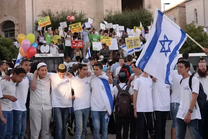 מצעד הדגלים לציון 48 שנים לאיחוד ירושלים, מאי 2015 (ראובן קסטרו) מצעד הדגלים לציון 48 שנים לאיחוד ירושלים, מאי 2015 (ראובן קסטרו)