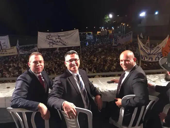 נפתלי בנט, גדעון סער וגלעד ארדן, הכותל המערבי, מאי 2015 (אתר רשמי , עמוד הטוויטר של נפתלי בנט) נפתלי בנט, גדעון סער וגלעד ארדן, הכותל המערבי, מאי 2015 (אתר רשמי , עמוד הטוויטר של נפתלי בנט)