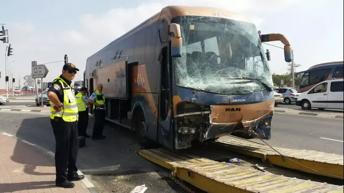 תאונת דרכים בין אוטובוס לרכב פרטי, סמוך לצומת להבים, מאי 2015 (שי מכלוף) תאונת דרכים בין אוטובוס לרכב פרטי, סמוך לצומת להבים, מאי 2015 (שי מכלוף)