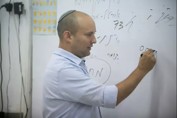 שר החינוך נפתלי בנט מעביר שיעור במתמטיקה לתלמידי כיתה ו' בפתח תקווה, מאי 2015 (יותם רונן)