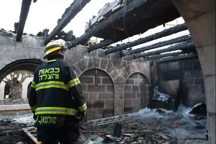 הצתה בכנסיית טבחה ליד הכינרת, יוני 2015 (מערכת וואלה! NEWS , מאיר וקנין) הצתה בכנסיית טבחה ליד הכינרת, יוני 2015 (מערכת וואלה! NEWS , מאיר וקנין)