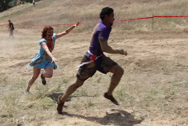 מסלול מכשולים עם זומבים (צילום מסך , קרדיט- run for your life) מסלול מכשולים עם זומבים (צילום מסך , קרדיט- run for your life)