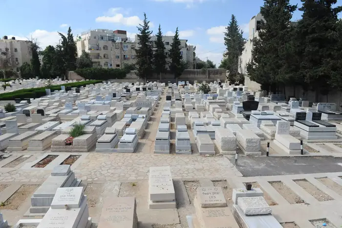 בית הקברות בסנהדריה, ירושלים. יוני 2015 (ראובן קסטרו) בית הקברות בסנהדריה, ירושלים. יוני 2015 (ראובן קסטרו)