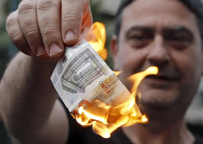 מפגינים אנטי-אירופיים מחוץ לבניין הפרלמנט באתונה, יוון, יוני 2015 (רויטרס) מפגינים אנטי-אירופיים מחוץ לבניין הפרלמנט באתונה, יוון, יוני 2015 (רויטרס)