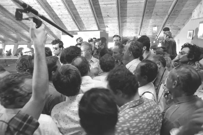 קבלת הפנים לחטופים ממבצע יונתן (אנטבה):במרכז התמונה נראים יצחק רבין (רה"מ) ושמעון פרס (שר הביטחון), 04.07.76 (ארכיון צה"ל ומערכת הבטחון, צלמי במחנה , אבי שמחוני ומיקי צרפתי, במחנה)
