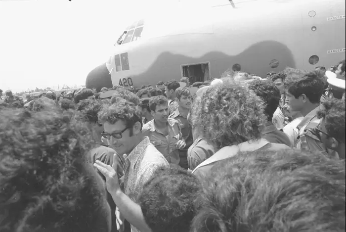 קבלת הפנים לחטופים ממבצע יונתן (אנטבה) 04.07.76 (ארכיון צה"ל ומערכת הבטחון, צלמי במחנה , אבי שמחוני ומיקי צרפתי, במחנה)