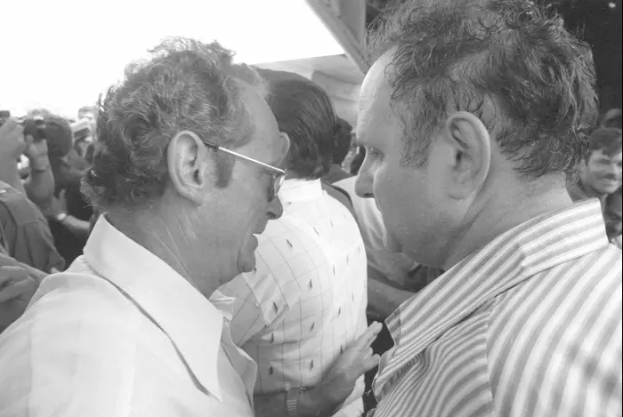 קבלת הפנים לחטופים ממבצע יונתן (אנטבה): יגאל אלון משוחח עם אילן הרטוב, בנה של דורה בלוך 04.07.76 (ארכיון צה"ל ומערכת הבטחון, צלמי במחנה , אבי שמחוני ומיקי צרפתי, במחנה) קבלת הפנים לחטופים ממבצע יונתן (אנטבה): יגאל אלון משוחח עם אילן הרטוב, בנה של דורה בלוך 04.07.76 (ארכיון צה"ל ומערכת הבטחון, צלמי במחנה , אבי שמחוני ומיקי צרפתי, במחנה)