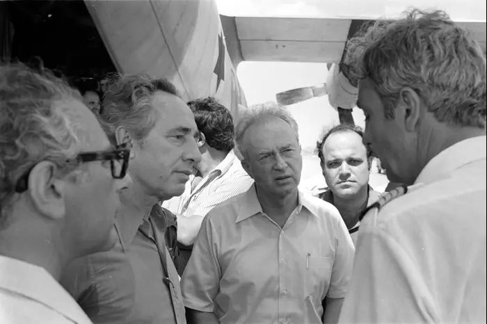 רה"מ יצחק רבין ושר הביטחון מקבל את פני קברניט מטוס אייר פראנס שנחטף באוגנדה. בין שניהם מחייך משופם תא"ל אפרים פורן המזכיר הצבאי לרה"מ (ארכיון צה"ל ומערכת הבטחון, צלמי במחנה , אורי הרצל צחיק) רה"מ יצחק רבין ושר הביטחון מקבל את פני קברניט מטוס אייר פראנס שנחטף באוגנדה. בין שניהם מחייך משופם תא"ל אפרים פורן המזכיר הצבאי לרה"מ (ארכיון צה"ל ומערכת הבטחון, צלמי במחנה , אורי הרצל צחיק)