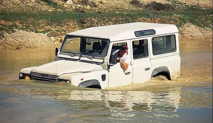 לנד רובר דיפנדר (יח"צ , רמי גלבוע) לנד רובר דיפנדר (יח"צ , רמי גלבוע)