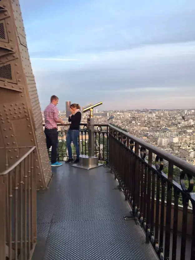 זוג שהתארס על מגדל אייפל (צילום מסך) זוג שהתארס על מגדל אייפל (צילום מסך)
