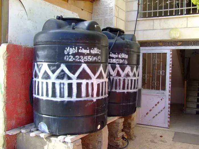 מכלי מים המשמשים את תושבי מזרח ירושלים (אתר רשמי , רונית סלע, האתר לזכויות האזרח בישראל) מכלי מים המשמשים את תושבי מזרח ירושלים (אתר רשמי , רונית סלע, האתר לזכויות האזרח בישראל)