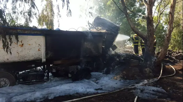 משאית התהפכה ועלתה באש בצומת אלמגור, יולי 2015 (מד"א) משאית התהפכה ועלתה באש בצומת אלמגור, יולי 2015 (מד"א)