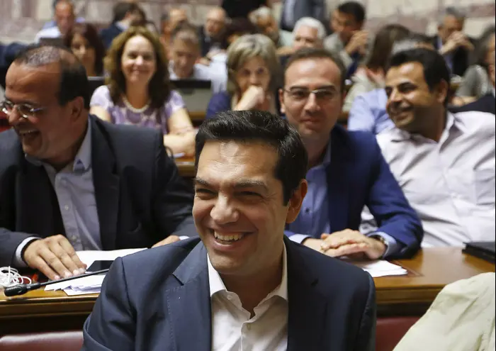 ראש ממשלת יוון אלכסיס ציפראס בדיון בפרלמנט, 15 ביולי 2015 (רויטרס) ראש ממשלת יוון אלכסיס ציפראס בדיון בפרלמנט, 15 ביולי 2015 (רויטרס)