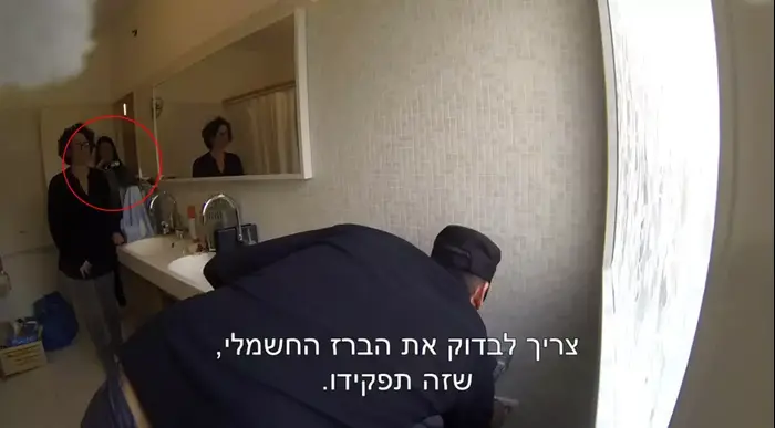 מצלמה גלויה על הסט של יצאת צדיק (צילום מסך) מצלמה גלויה על הסט של יצאת צדיק (צילום מסך)