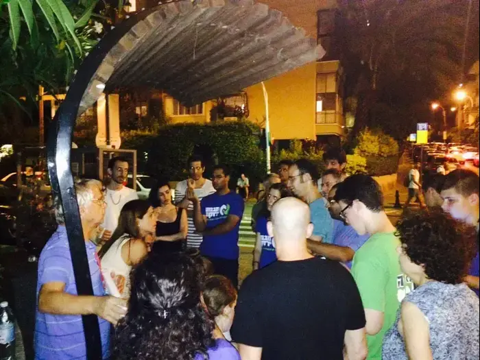 הפגנות מתחת לביתה של ח"כ מירב בן ארי בתל אביב נגד מתווה הגז, יולי 2015 (יח"צ , גיא קורן) הפגנות מתחת לביתה של ח"כ מירב בן ארי בתל אביב נגד מתווה הגז, יולי 2015 (יח"צ , גיא קורן)