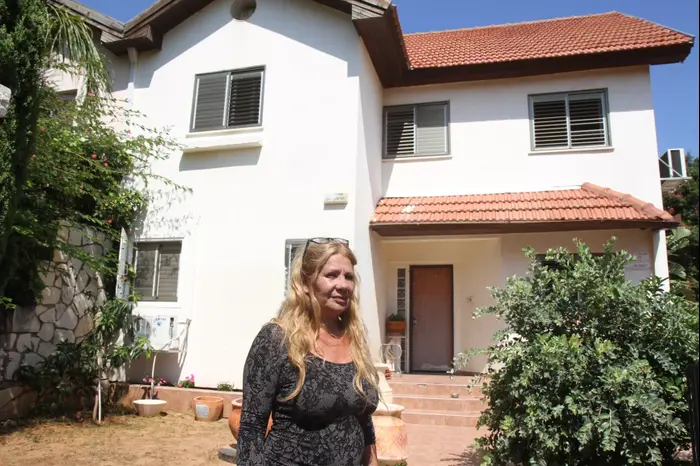 בנק לאומי עיקל את הבית של אורה כהן בנורדיה, יולי 2015 (שלומי גבאי) בנק לאומי עיקל את הבית של אורה כהן בנורדיה, יולי 2015 (שלומי גבאי)