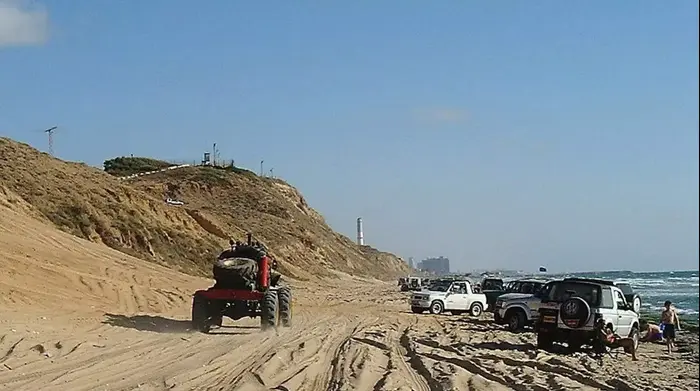 נהיגה על חוף הים (מערכת וואלה! NEWS , רמי גלבוע) נהיגה על חוף הים (מערכת וואלה! NEWS , רמי גלבוע)