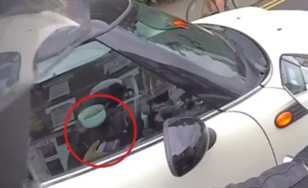 נהגת אוכלת בזמן נסיעה (צילום מסך) נהגת אוכלת בזמן נסיעה (צילום מסך)