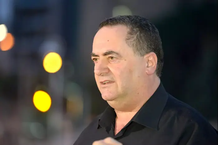 ישראל כץ, שר התחבורה, בתחילת החפירות של הרכבת הקלה בגוש דן. אוגוסט 2015 (ניב אהרונסון) ישראל כץ, שר התחבורה, בתחילת החפירות של הרכבת הקלה בגוש דן. אוגוסט 2015 (ניב אהרונסון)