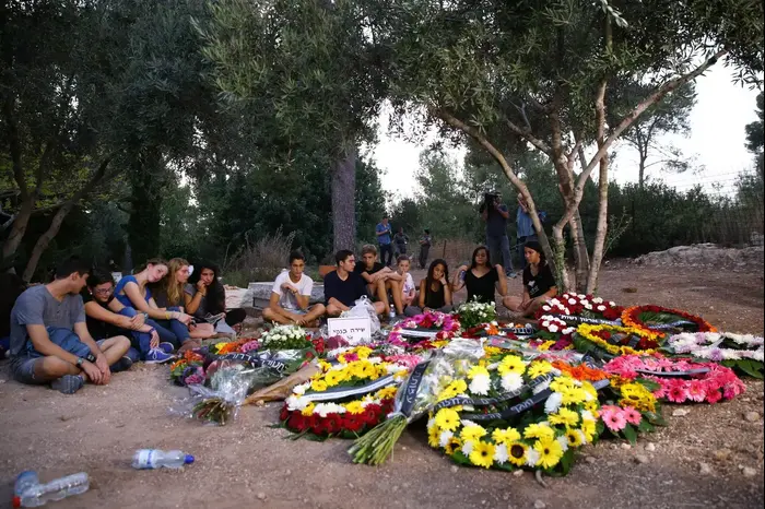 חלקת הקבר של שירה בנקי, קיבוץ נחשון, 3 באוגוסט 2015 (מערכת וואלה! NEWS , לירון מולדובן) חלקת הקבר של שירה בנקי, קיבוץ נחשון, 3 באוגוסט 2015 (מערכת וואלה! NEWS , לירון מולדובן)