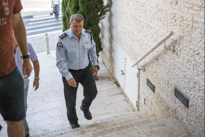 ניצב משה אדרי מגיע לבית משפחת בנקי, ירושלים. אוגוסט 2015 (נועם מושקוביץ) ניצב משה אדרי מגיע לבית משפחת בנקי, ירושלים. אוגוסט 2015 (נועם מושקוביץ)