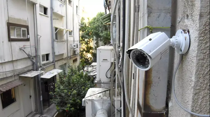 מצלמות אבטחה ברחוב ברחבי תל אביב, אוגוסט 2015 (ראובן קסטרו) מצלמות אבטחה ברחוב ברחבי תל אביב, אוגוסט 2015 (ראובן קסטרו)