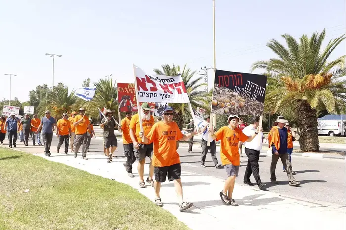 הפגנת חקלאים נגד משרד החקלאות, צומת בית דגן, 10 באוגוסט 2015 (מגד גוזני) הפגנת חקלאים נגד משרד החקלאות, צומת בית דגן, 10 באוגוסט 2015 (מגד גוזני)