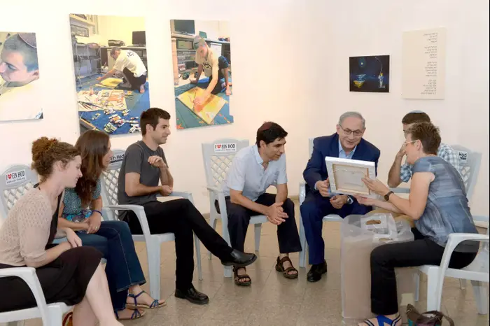 ראש הממשלה בנימין נתניהו ורעייתו הגברת שרה נתניהו בביקור בתערוכת ציוריו של הדר גולדין ז"ל, אוגוסט 2015 (לשכת העיתונות הממשלתית , עמוס בן גרשום) ראש הממשלה בנימין נתניהו ורעייתו הגברת שרה נתניהו בביקור בתערוכת ציוריו של הדר גולדין ז"ל, אוגוסט 2015 (לשכת העיתונות הממשלתית , עמוס בן גרשום)