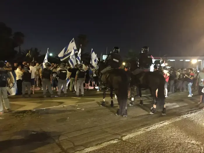 הפגנה למען העציר שובת רעב, 16 באוגוסט 2015 (מערכת וואלה! NEWS , יוסי פרטוק ?אשקלון נט?) הפגנה למען העציר שובת רעב, 16 באוגוסט 2015 (מערכת וואלה! NEWS , יוסי פרטוק ?אשקלון נט?)