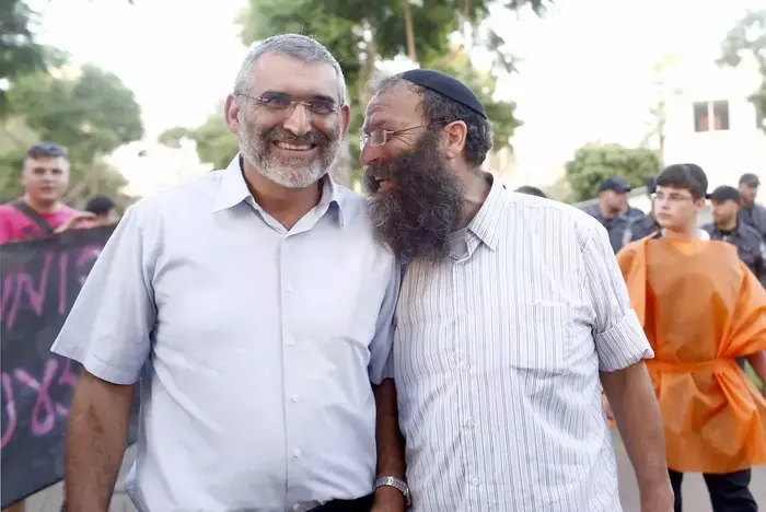 ברוך מרזל ומיכאל בן ארי במחאה נגד ההתערבות השלישית של בג"צ בחוק המסתננים, אוגוסט 2015 (מגד גוזני) ברוך מרזל ומיכאל בן ארי במחאה נגד ההתערבות השלישית של בג"צ בחוק המסתננים, אוגוסט 2015 (מגד גוזני)
