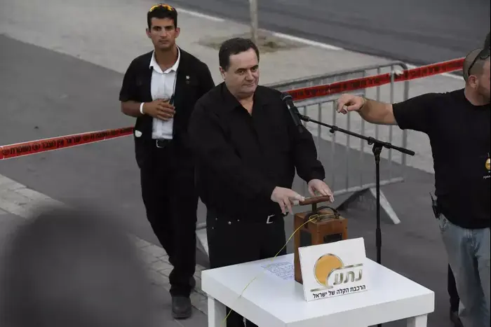ישראל כץ מפוצץ את גשר מעריב, 21 באוגוסט 2015 (ראובן קסטרו) ישראל כץ מפוצץ את גשר מעריב, 21 באוגוסט 2015 (ראובן קסטרו)