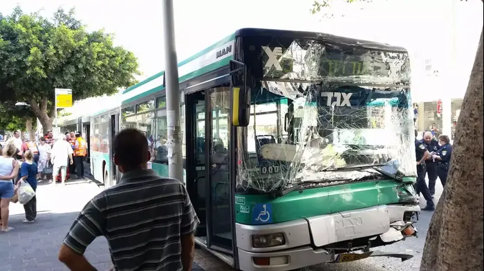 תאונת דרכים בין שלושה אוטובוסים, בת ים, 23 באוגוסט 2015 (אלירן אביטל , תיעוד מבצעי מד"א)