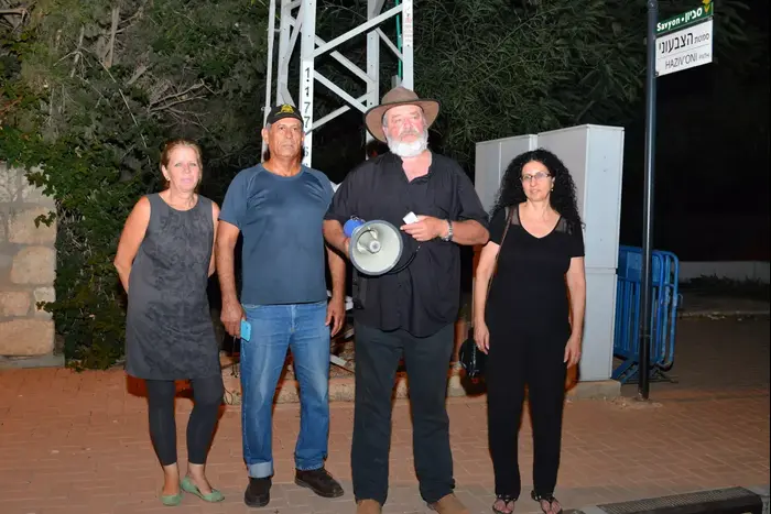 צופי ויואב צור, חיים ואלישבע צמח, הורים לחיילים שנהרגו במלחמת לבנון השנייה, 26 באוגוסט 2015 (ניב אהרונסון) צופי ויואב צור, חיים ואלישבע צמח, הורים לחיילים שנהרגו במלחמת לבנון השנייה, 26 באוגוסט 2015 (ניב אהרונסון)