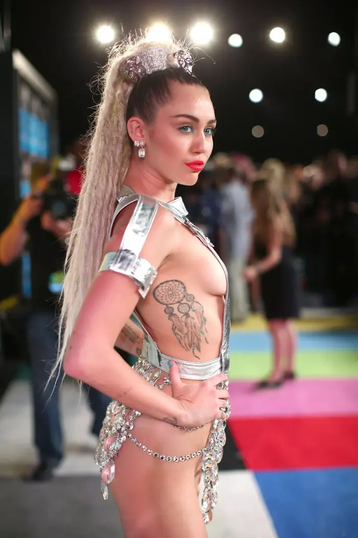 מיילי סיירוס (GettyImages) מיילי סיירוס (GettyImages)