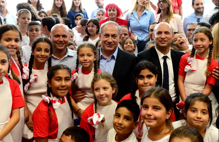 ראש הממשלה בנימין נתניהו ושר החינוך נפתלי בנט מבקרים בבית ספר אמירים באשדוד ובבית ספר רמת כרמים באשקלון לרגל פתיחת שנת הלימודים (לשכת העיתונות הממשלתית , צילום: אבי אוחיון) ראש הממשלה בנימין נתניהו ושר החינוך נפתלי בנט מבקרים בבית ספר אמירים באשדוד ובבית ספר רמת כרמים באשקלון לרגל פתיחת שנת הלימודים (לשכת העיתונות הממשלתית , צילום: אבי אוחיון)