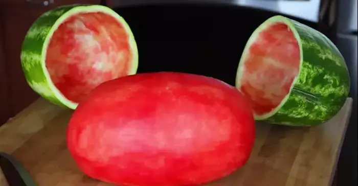 טריק לקילוף אבטיח (צילום מסך , יוטיוב) טריק לקילוף אבטיח (צילום מסך , יוטיוב)