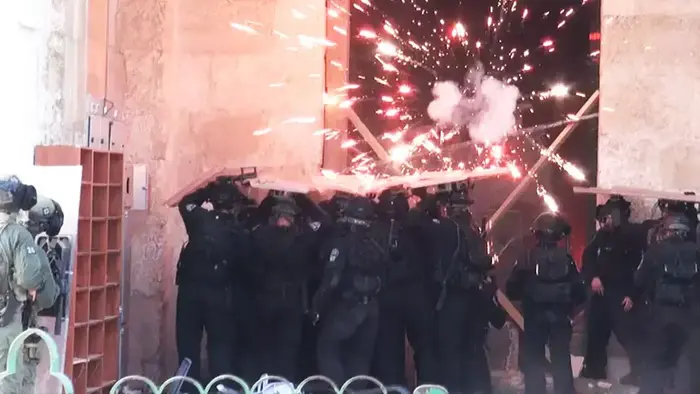 צעירים ערבים יידו אבנים וירו זיקוקים, שוטרים פרצו למתחם (חטיבת דובר המשטרה) צעירים ערבים יידו אבנים וירו זיקוקים, שוטרים פרצו למתחם (חטיבת דובר המשטרה)