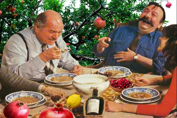 איורים לסוכות של זאב אנגלמאיר מתוך "גם אני עסוקה בבישול לסוכה" (עיבוד תמונה , איורים: זאב אנגלמאיר) איורים לסוכות של זאב אנגלמאיר מתוך "גם אני עסוקה בבישול לסוכה" (עיבוד תמונה , איורים: זאב אנגלמאיר)
