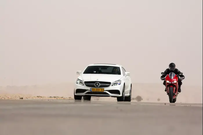 מרצדס CLS 63 AMG מול דוקאטי פניגאלה 1299 (מערכת וואלה! NEWS , רונן טופלברג) מרצדס CLS 63 AMG מול דוקאטי פניגאלה 1299 (מערכת וואלה! NEWS , רונן טופלברג)