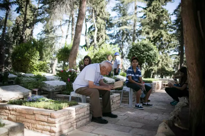 טקס האזכרה הממלכתי לחללי מלחמת יום הכיפורים, הר הרצל, 24 בספטמבר 2015 (נועם מושקוביץ) טקס האזכרה הממלכתי לחללי מלחמת יום הכיפורים, הר הרצל, 24 בספטמבר 2015 (נועם מושקוביץ)