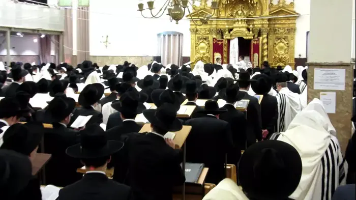 התפילה המרגשת: מאות תלמידי הישיבה היוקרתית בעולם מתפללים "כל נדרי" (צילום מסך)