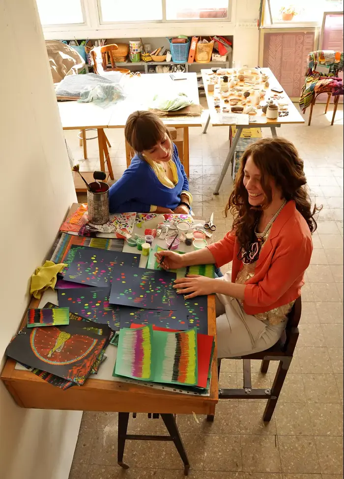 שולחן הסקיצות של דיקלה לבסקי (יח"צ , נטע כשר) שולחן הסקיצות של דיקלה לבסקי (יח"צ , נטע כשר)