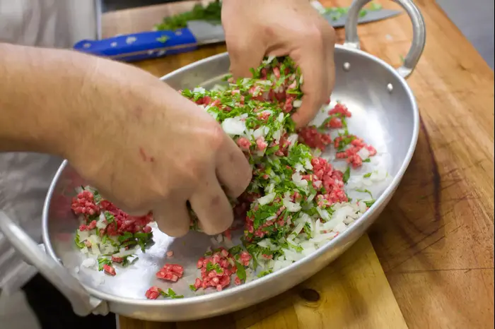 כופתאות מרוקאיות עם ירקות על הגריל, אדום אדום (יח"צ , אפיק גבאי) כופתאות מרוקאיות עם ירקות על הגריל, אדום אדום (יח"צ , אפיק גבאי)