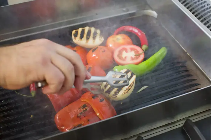 כופתאות מרוקאיות עם ירקות על הגריל, אדום אדום (יח"צ , אפיק גבאי) כופתאות מרוקאיות עם ירקות על הגריל, אדום אדום (יח"צ , אפיק גבאי)