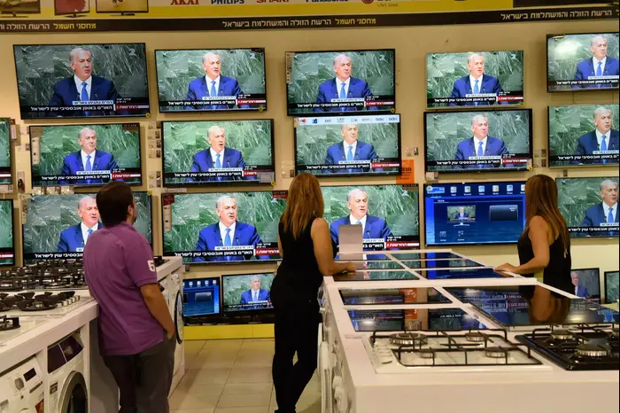 ראש הממשלה בנימין נתניהו באו"ם במסכי הטלוויזיה. אוקטובר 2015 (ראובן קסטרו)
