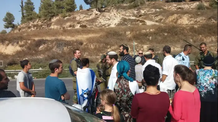 הפגנת מחאה בעקבות פיגוע הירי שבו נהרגו בני הזוג הנקין, סמוך לבית חגי, אוקטובר 2015 (מערכת וואלה! NEWS) הפגנת מחאה בעקבות פיגוע הירי שבו נהרגו בני הזוג הנקין, סמוך לבית חגי, אוקטובר 2015 (מערכת וואלה! NEWS)