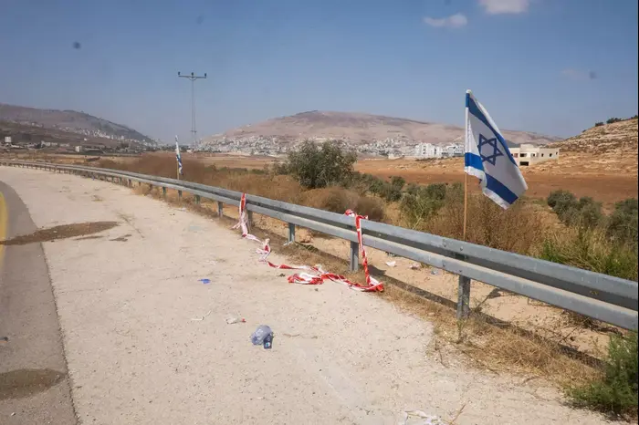 מתנחלים צועדים באזור פיגוע הירי שבו נרצחו נעמה ואיתם הנקין 2 באוקטובר 2015 (יותם רונן) מתנחלים צועדים באזור פיגוע הירי שבו נרצחו נעמה ואיתם הנקין 2 באוקטובר 2015 (יותם רונן)